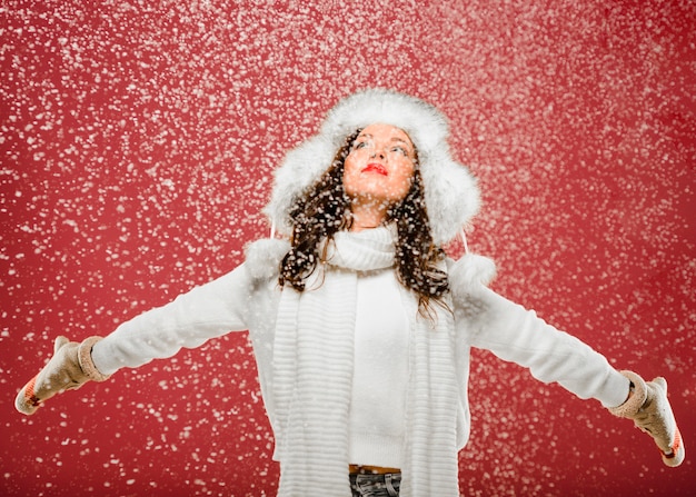 Foto gratuita donna di vista frontale che gode della neve