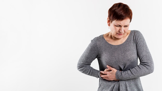 Foto gratuita vista frontale della donna che avverte dolore al fianco