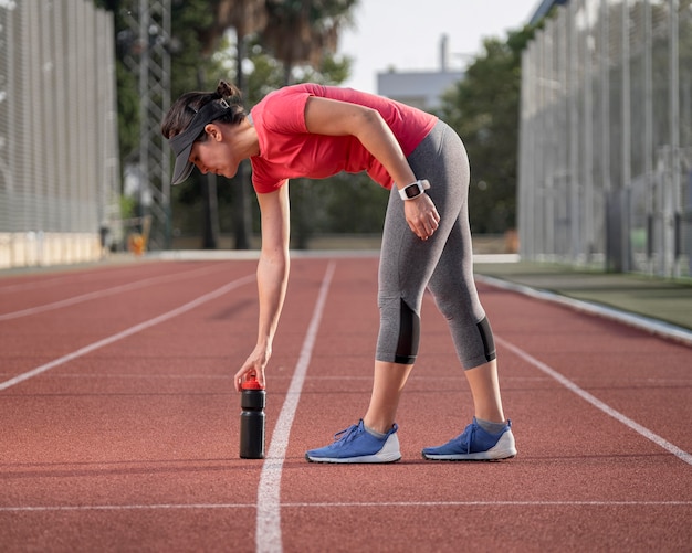 フィールド運動の正面図女性