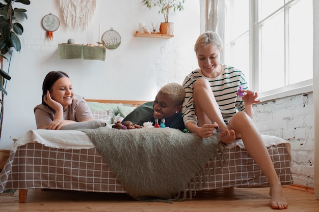 Foto gratuita donna di vista frontale che ottiene un pedicure