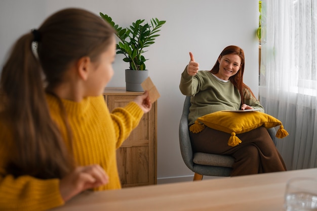 Free photo front view woman and girl playing memory game