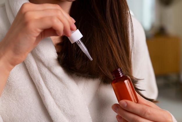 Foto gratuita routine notturna di colpi di capelli della donna di vista frontale