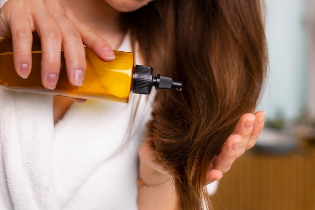 Foto gratuita routine notturna di colpi di capelli della donna di vista frontale