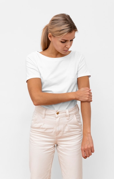 Free photo front view of woman having elbow pain