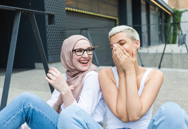 Vista frontale della donna che si diverte