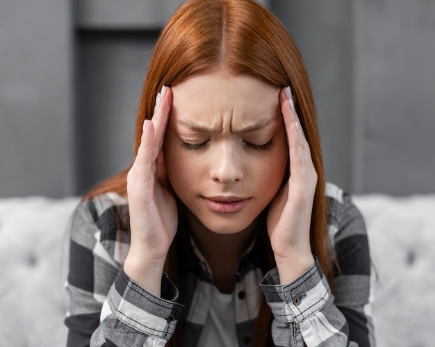 Vista frontale donna che ha mal di testa