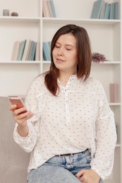 Foto gratuita vista frontale donna sul suo telefono