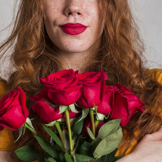 Front view woman holding beautiful roses