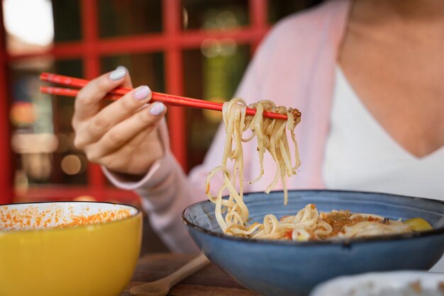 箸を持つ正面の女性