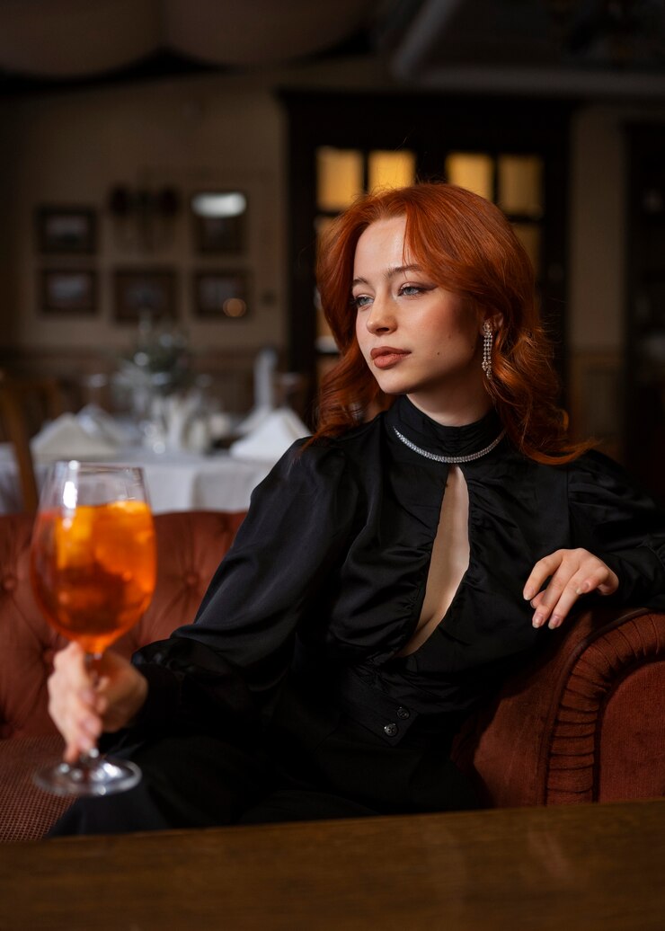 Free Photo front view woman holding cocktail