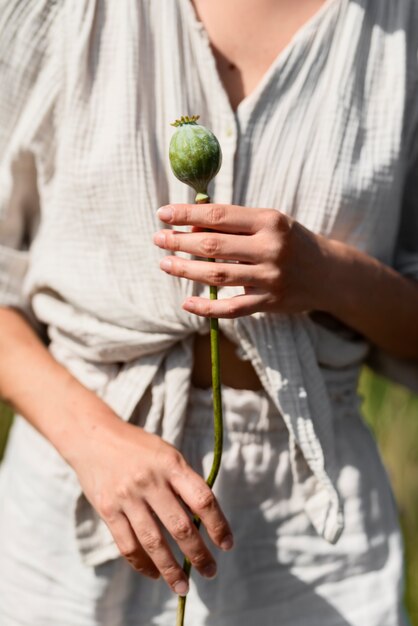 Foto gratuita fiore della holding della donna di vista frontale