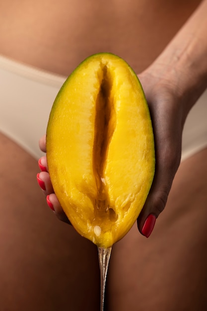 Foto gratuita mango della holding della donna di vista frontale