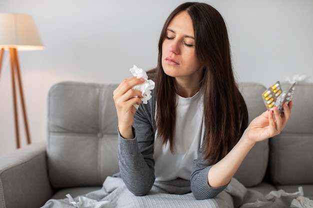 Foto gratuita medicina della holding della donna di vista frontale