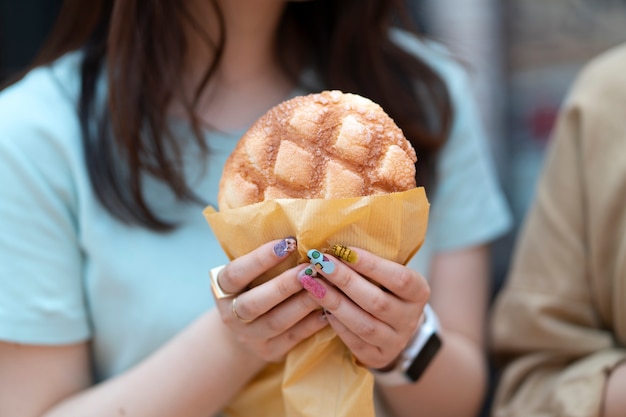 Pasticceria della holding della donna di vista frontale