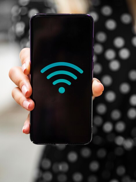 Женщина вид спереди держит телефон с символом Wi-Fi на экране