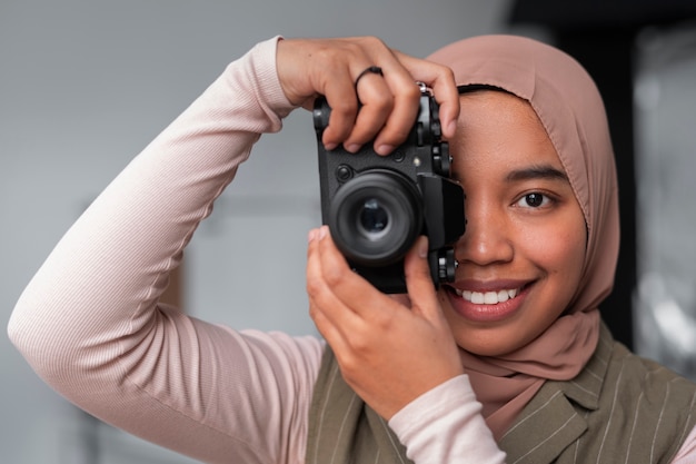 写真カメラを保持している正面図の女性
