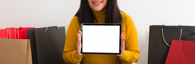 空の画面でタブレットを保持している正面図女性