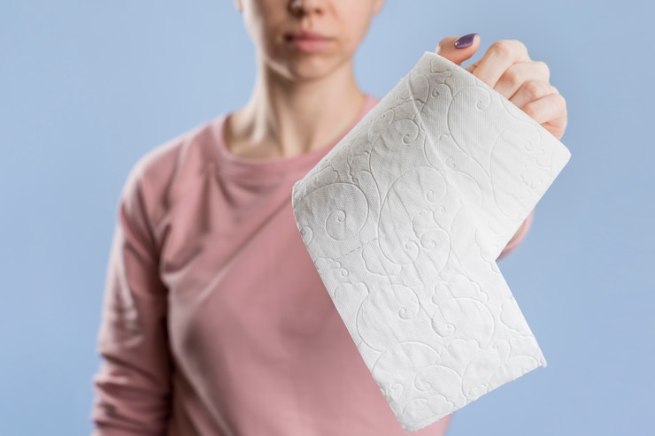 無料Photo トイレットペーパーのロールを保持している女性の正面図