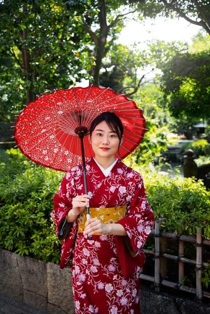 Вид спереди женщина с зонтиком вагаса