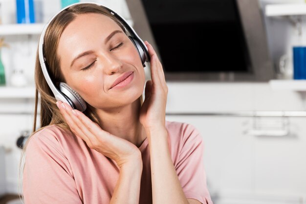 自宅で音楽を聴く女性の正面図