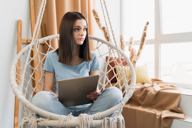 Foto gratuita vista frontale della donna a casa con il tablet