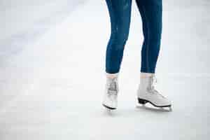 Бесплатное фото Женщина, вид спереди, катается на коньках