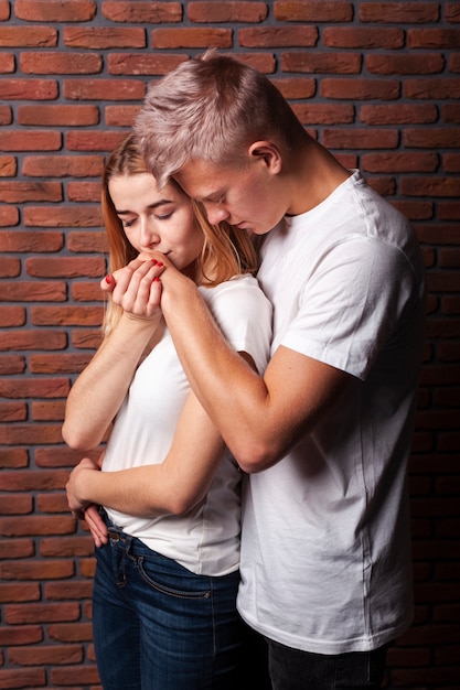 Foto gratuita donna di vista frontale che bacia la mano del suo ragazzo