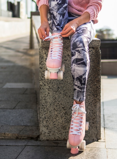 Free photo front view of woman in leggings with roller skates