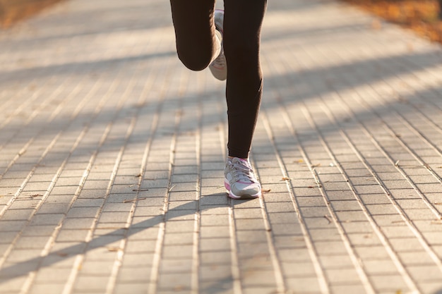 無料写真 外を走る正面の女性の足