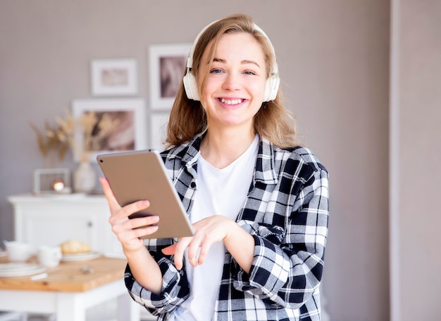 Free photo front view of woman listening to music