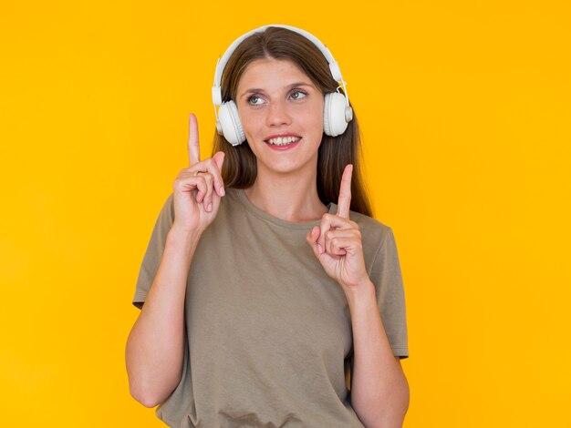 音楽を聴く女性の正面図