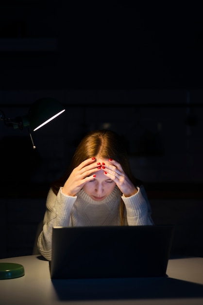 Foto gratuita vista frontale della donna che esamina computer portatile