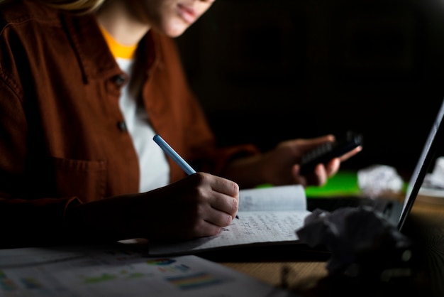 Vista frontale della donna che nota sul taccuino