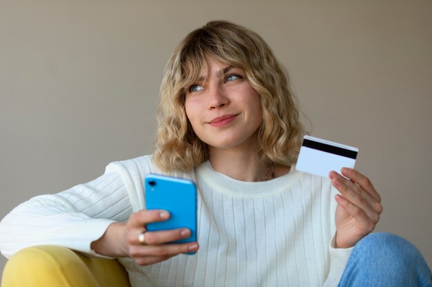 正面図の女性のオンラインショッピング