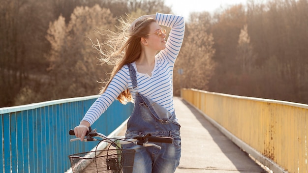 女性が自転車で橋の上でポーズの正面図