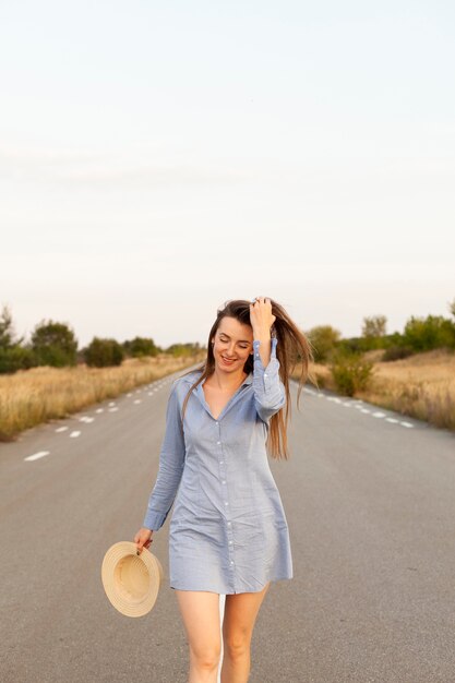 コピースペースと道路の真ん中でポーズをとって女性の正面図