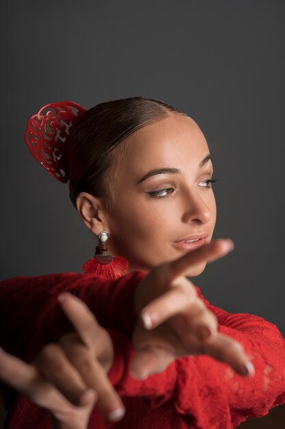 Free photo front view woman posing in studio