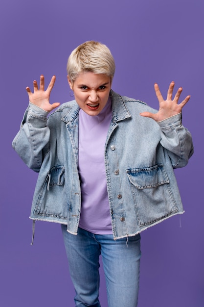 Free photo front view woman posing in studio