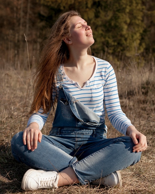 太陽の下でポーズをとる女性の正面図