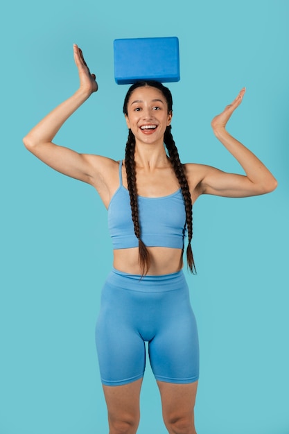 Free photo front view woman posing with blue outfit