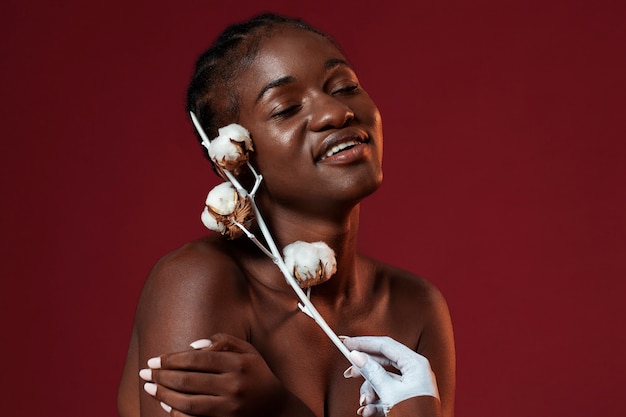 Free photo front view woman posing with cotton flower