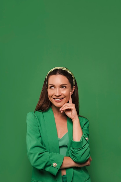 Free photo front view woman posing with green outfit