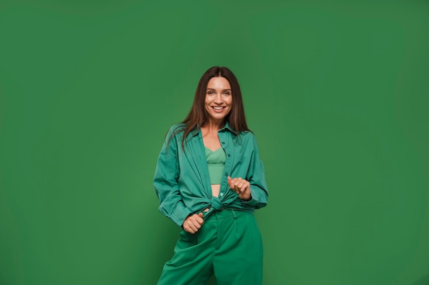Бесплатное фото Женщина с передним видом позирует в зеленом наряде