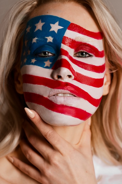 アメリカの化粧でポーズをとる正面の女性
