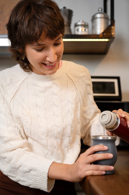 Free photo front view woman pouring drink