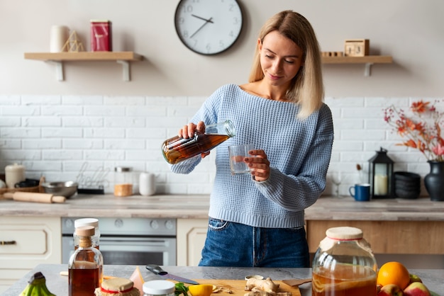 昆布茶を注ぐ正面図の女性