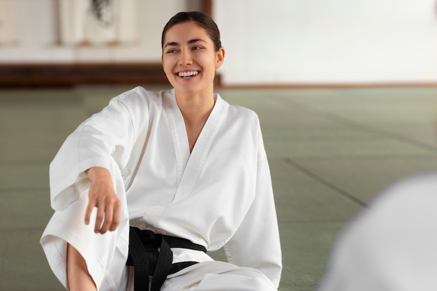 Foto gratuita taekwondo di pratica della donna di vista frontale