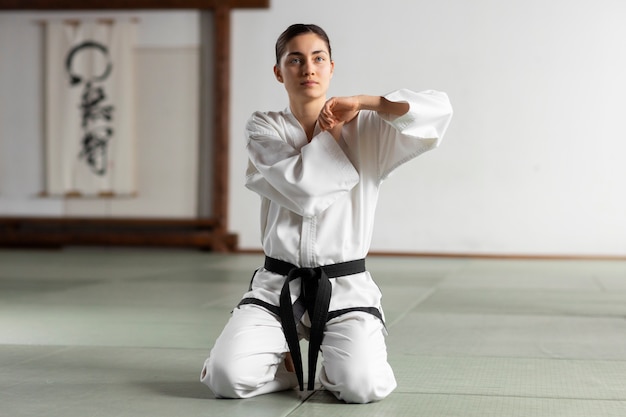 Free photo front view woman practicing taekwondo