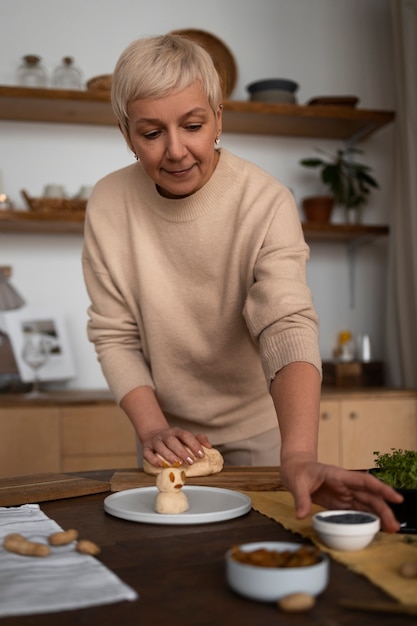 Donna di vista frontale che prepara alimento