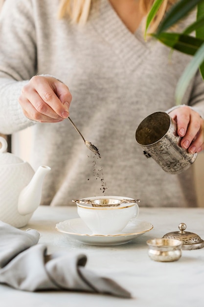 お茶を準備する女性の正面図